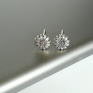 Flower ear studs |  Tiny studs | Delicate studs | Flower earrings | Silver jewelry | Sterling silver ear studs | Small studs | E154