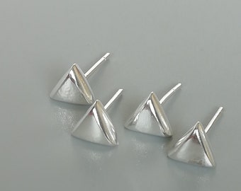 Goujons d’oreille de triangle argenté | Boucles d’oreilles triangle | Boucles d’oreilles de cartilage | Bijoux en argent sterling | Des | Clous perçants de corps | FEAF