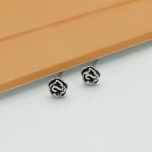 Orecchini a forma di rosa in argento sterling / Orecchini a forma di fiore minuscolo / Orecchini delicati / Orecchini a forma di fiore / Gioielli in argento / Orecchini a forma di rosa / Orecchini piccoli / E33