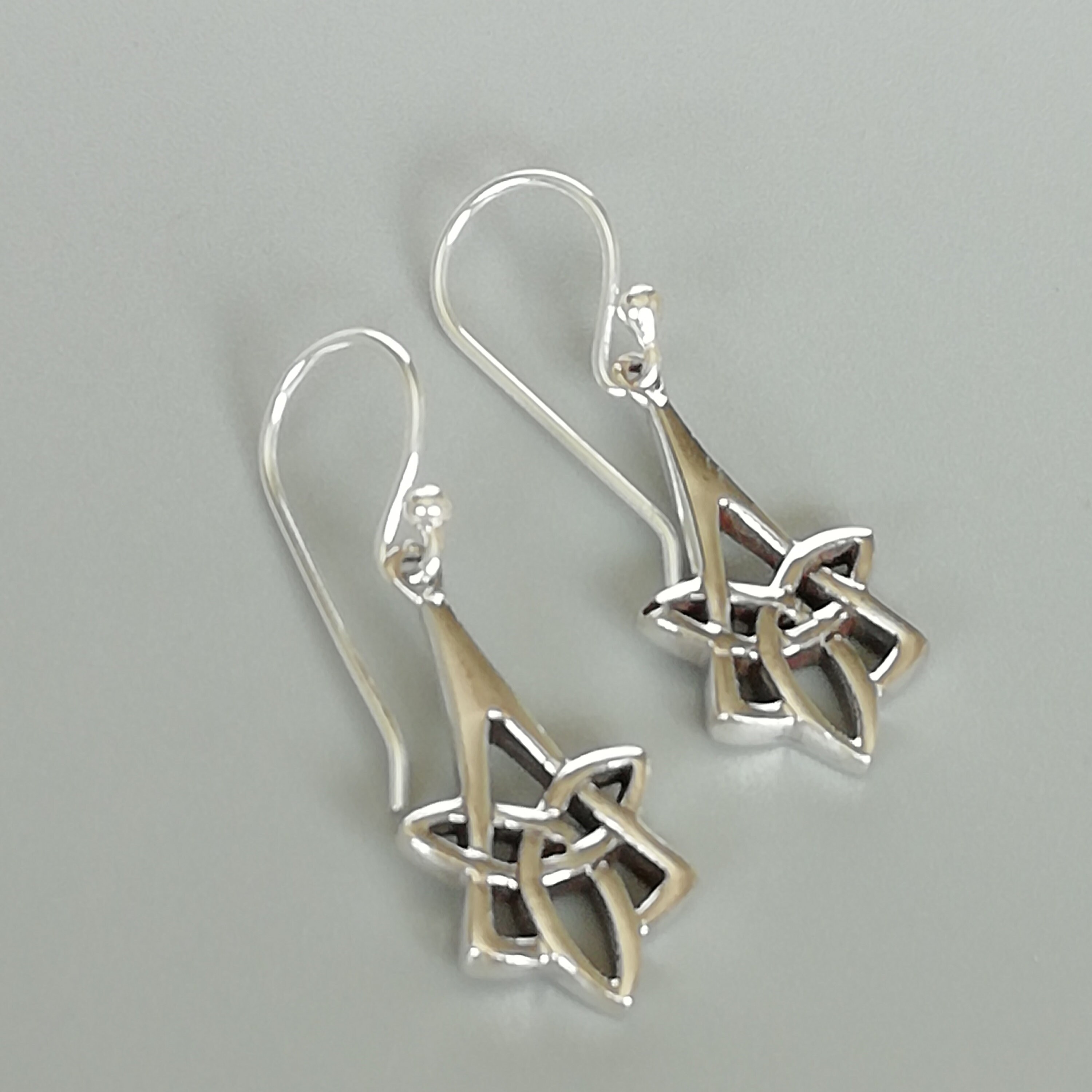Orecchini a gancio in argento Sterling con nodo celtico