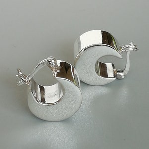 Thick Huggie hoops | 15 mm crescent silver hoops | Silver jewelry | Minimalist hoops | Everyday ear hoops | Chunky hoops |  E651