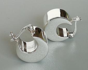 Thick Huggie hoops | 15 mm crescent silver hoops | Silver jewelry | Minimalist hoops | Everyday ear hoops | Chunky hoops |  E651