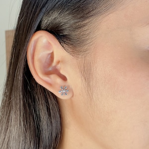 Silver snowflake ear studs | Sterling silver earrings | Snowflake earrings | Cartilage studs | Minimalist studs | E427