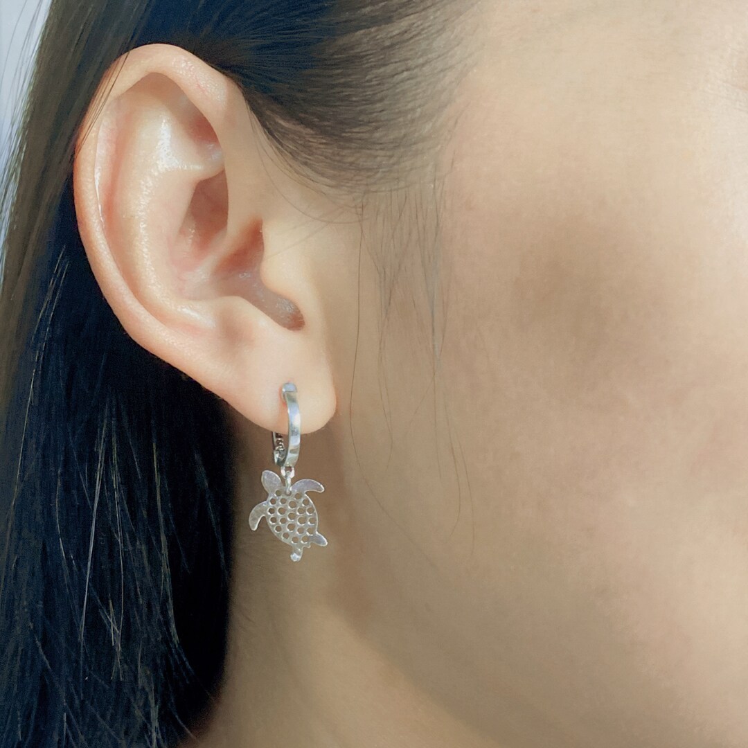 Orecchini a cerchio in argento sterling a forma di tartaruga / Orecchini a cerchio a forma di tartaruga / Orecchini a cerchio per cartilagine / Orecchini a cerchio con ciondolo a forma
