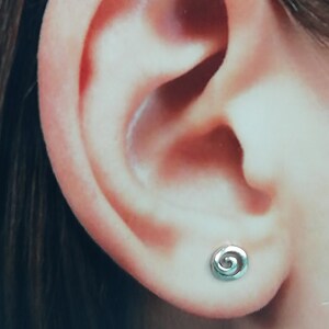 Sterling silver spiral ear studs | Delicate ear studs | Minimalist earrings | Simple earrings | Silver jewelry | Unisex ear studs | E538
