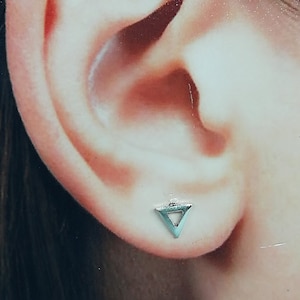 Triangle ear studs | Sterling silver triangle earrings | Minimalist ear studs | Cartilage studs | Tragus studs | Tiny everyday studs | E721