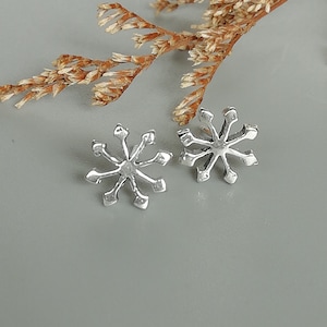Silver snowflake ear studs | Sterling silver earrings | Snow flake earrings | Cartilage studs | Minimalist studs | Christmas gift | E481