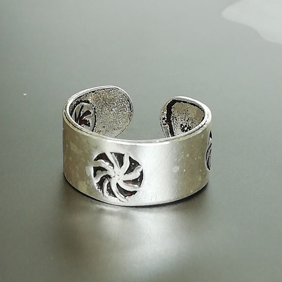 Magnificent Vintage Native American Jewelry Navajo Repoussed Sterling Silver Spikes Bracelet Magnificent Vintage Native American Jewelry Navajo Repoussed Sterling Silver Spikes Bracelet