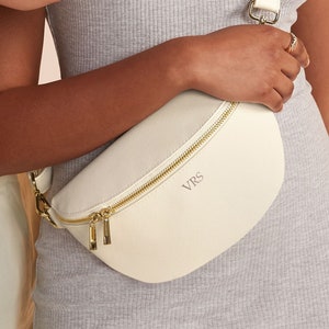 Sac banane personnalisé en cuir végétalien disponible en huître, noir. Noir avec fermeture éclair noire, beige ou taupe