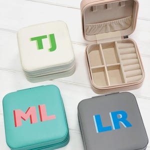 Mini trousse à bijoux de voyage personnalisée avec initiales en bloc, boîte à bijoux de voyage monogramme personnalisée, initiales du monogramme, organisateur de bijoux compact