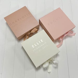 Personalisierte Brautjungfer Geschenkbox, benutzerdefinierte Trauzeugin Vorschlag Box, Hochzeitsfeier Andenken, Luxus Brautjungfer Geschenk mit Namen in zwei Größen