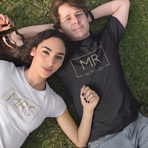 De heer mevrouw Est. Gepersonaliseerde T-shirt met naam en datum | T-shirt man en vrouw koppels huwelijksreis | Eindelijk een matchend trouwshirt