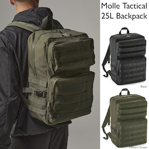 Puede incluir: Una mochila táctica verde con múltiples bolsillos y correas ajustables. La mochila tiene un compartimento principal grande y un compartimento más pequeño en la parte delantera. La mochila está hecha de nylon duradero y es perfecta para transportar equipo y suministros.  Molle Tactical 25L Backpack.
