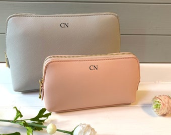 Borsa per il trucco personalizzata da damigella d'onore, regalo personalizzato per la damigella d'onore, borsa per il trucco in stile pelle, borsa di bellezza da viaggio personalizzata, borsa di bellezza mono