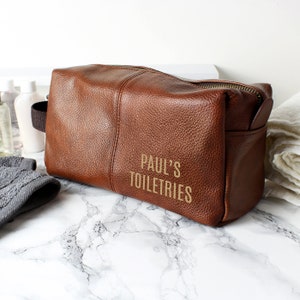 Trousse de toilette personnalisée avec prénom doré | Sac en similicuir marron clair Mongram pour lui | Garçons d'honneur | Hommes | Papa | Cadeaux Bestman pour la fête des pères