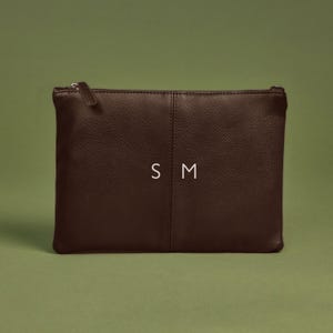 Personalisierte Herren Vegan Leder Accessoire Tasche Schwarz oder Braun - Individuelle flache Kulturtasche Luxus Kulturtasche mit Initialen bedruckt