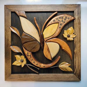 Handgemaakte houten muurkunst – vlinder in intarsia en houtsnijwerk, lokaal hout, 49 x 49 cm