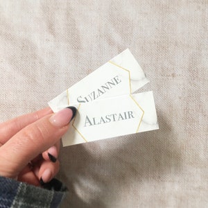 Nomes geométricos de lugares para convidados de casamento em mármore, ouro, geo, papelaria de mármore, plano, decoração de mesa de casamento, cenário, designs de Clare de direitos autorais