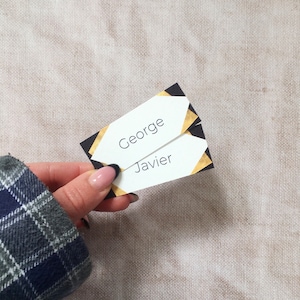Nombre de lugar negro y dorado, tarjeta de nombre de invitado de boda, temática de Gatsby, Art Deco, plano, decoración de mesa de boda, ajuste, diseños de Clare de derechos de autor