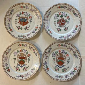 Könnte beinhalten: Ein Set aus drei Keramikbechern mit gesprenkelter, matter Oberfläche. Die Becher sind in den Farbtönen Creme, Hellgrau und Dunkelgrau gehalten. Jeder Becher hat ein schlichtes, minimalistisches Design, ideal für Kaffee oder Tee.