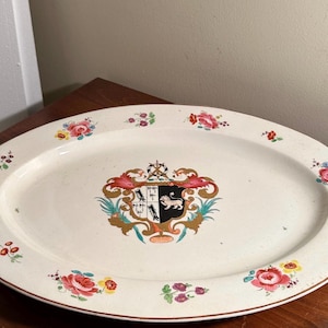 Antike weiche Paste Porzellan ARMORIAL Servierplatte Englisch 17-1800 Riesige 20 "x 15" Heraldik und Rosen