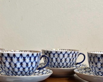 Conjunto de 4 xícaras de café de porcelana Lomonosov com pires, cor cobalto, em perfeito estado, na caixa.