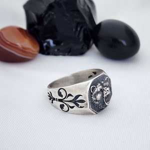 925 Oso de plata oxidada grabado Fleur de Lis Hombres Anillo, Cool Birds of Predator Ring para novio, Anillo de animales tallados para hombres, Anillo de oso meñique