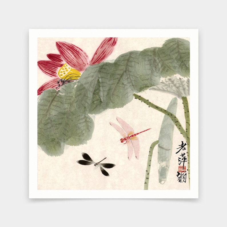 Puede incluir: Una pintura de acuarela de una flor de loto rosa con hojas verdes y dos lib&eacute;lulas. La pintura est&aacute; sobre un fondo beige claro con caracteres chinos en tinta roja.