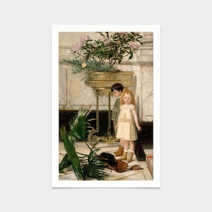 Op de afbeelding: Twee kinderen, een jongen en een meisje, staan in een kamer met een grote plant in een pot die is omgevallen. Het meisje draagt een witte jurk en de jongen draagt een groen jasje. De plant staat in een gouden pot op een standaard.