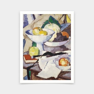 Könnte beinhalten: Ein Stillleben mit Früchten in Schalen auf einem Tisch. Die Früchte umfassen Äpfel, Birnen, Trauben und eine Melone. Die Schalen sind weiß und der Tisch ist braun. Das Gemälde ist im kubistischen Stil gehalten.