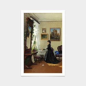 Puede incluir: Una mujer con un vestido negro se encuentra en una habitación con un espejo grande, una mesa y una silla. La habitación está decorada con pinturas y una ventana con cortinas blancas. La mujer está mirando algo en su mano.