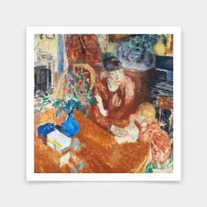 Könnte beinhalten: Ein Gemälde, das eine Frau und ein Kind zeigt, die an einem Tisch sitzen. Die Frau trägt ein rotes Kleid und das Kind ein rotes Hemd. Auf dem Tisch steht eine blaue Vase mit grünen Pflanzen.