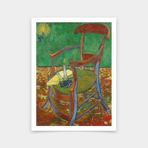 Puede incluir: Una pintura de una silla de madera con una vela encendida y un libro en el asiento. La silla está en una habitación con una pared verde y un suelo de estampado rojo.