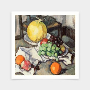 Könnte beinhalten: Ein Stillleben mit einer gelben Melone, grünen Trauben, roten Äpfeln und Orangen auf einer weißen Tischdecke. Das Obst ist in einer Schüssel und auf dem Tisch angeordnet. Das Gemälde ist in einem realistischen Stil gehalten, wobei der Fokus auf den Texturen und Farben des Obstes liegt.
