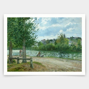 Pode incluir: Uma pintura que representa uma cena de rio com uma cidade ao fundo. O rio é calmo e verde, e a cidade é de cor castanho claro. Há árvores de ambos os lados do rio, e algumas pessoas estão a caminhar ao longo da margem do rio.