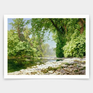 Könnte beinhalten: Ein Gemälde, das eine Flussszene mit üppigen grünen Bäumen auf beiden Seiten des Flusses zeigt. Der Fluss ist ruhig und klar, mit weißen Steinen am Grund. Die Bäume stehen in voller Blüte, ihre Blätter sind leuchtend grün.