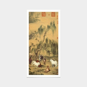 Könnte beinhalten: Ein traditionelles chinesisches Gemälde, das eine Gruppe von Pferden zeigt, die unter einem Trauerweidenbaum versammelt sind. Die Pferde sind in verschiedenen Brauntönen, Weiß und Schwarz gehalten, und die Trauerweide hat lange, fließende Äste. Das Gemälde ist in einer gedämpften Palette von Grün-, Braun- und Gelbtönen gehalten, und der Hintergrund ist ein weiches, nebliges Blau.