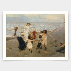 Puede incluir: Un grupo de niños y una mujer están jugando en una playa de arena. Los niños se toman de la mano y forman un círculo. La mujer lleva un vestido blanco y sonríe. El mar está al fondo y el cielo está nublado.