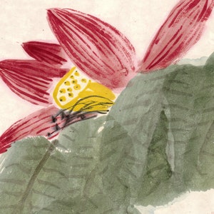 Puede incluir: Un primer plano de una pintura de acuarela de una flor de loto rosa con un centro amarillo. La flor est&aacute; parcialmente oculta detr&aacute;s de una gran hoja verde.