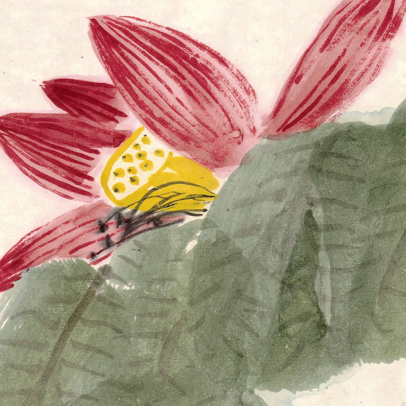 Puede incluir: Un primer plano de una pintura de acuarela de una flor de loto rosa con un centro amarillo. La flor est&aacute; parcialmente oculta detr&aacute;s de una gran hoja verde.