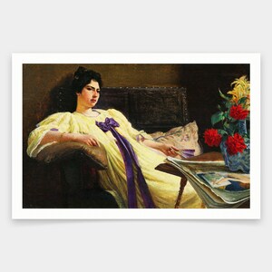 以下が含まれることがあります： 黄色のドレスに紫のリボンをつけた女性が、ソファに横たわっています。そばのテーブルには、本と花瓶に活けられた花があります。