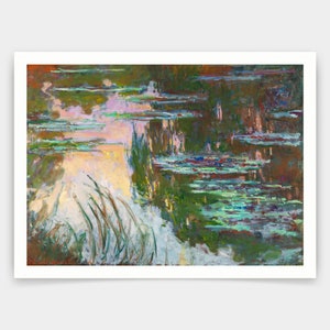 Può includere: Un dipinto di uno stagno con ninfee e canne. L'acqua è di un blu-verde vibrante con sfumature di rosa e viola. Le canne sono di un verde tenue e bianco. Il dipinto è realizzato in uno stile sciolto e impressionistico.