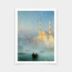 Puede incluir: Una pintura de una mezquita con dos minaretes en un cuerpo de agua. La mezquita es blanca con una cúpula y está rodeada de edificios. El agua está tranquila y hay un barco con gente en él. El cielo es azul y hay niebla en la distancia.