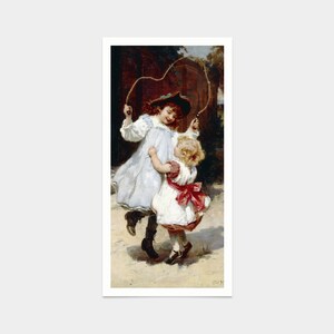 Puede incluir: Dos niñas pequeñas juegan a la cuerda en el exterior. La niña de delante lleva un vestido blanco con un lazo rojo y la niña de atrás lleva un vestido azul claro con un sombrero negro.