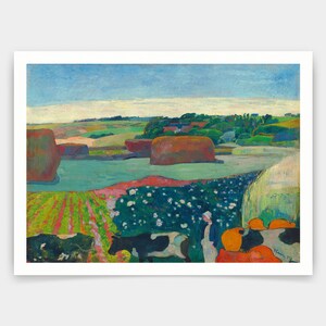Könnte beinhalten: Ein Gemälde, das eine ländliche Landschaft mit Heuballen, Kühen und einer Person im Vordergrund zeigt. Der Himmel ist blau und die Felder sind grün, gelb und rot. Das Gemälde ist im Stil des Postimpressionismus gehalten.