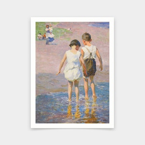 Puede incluir: Una pintura de estilo vintage representa a dos niños vadeando en aguas poco profundas en la playa. El niño de delante lleva un vestido blanco, mientras que el otro lleva pantalones cortos oscuros y una camiseta blanca. Otras figuras son visibles en el fondo.