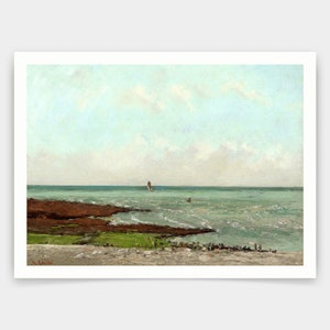 Op de afbeelding: Een schilderij van een zeezicht met een zeilboot in de verte. Het water is lichtblauwgroen en de lucht is lichtblauw. Op de voorgrond zijn rotsen en zeewier te zien, en een groep mensen staat op het strand.