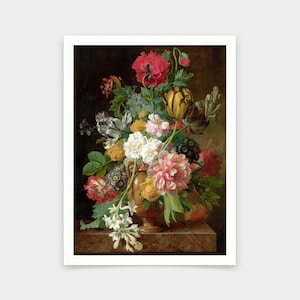 Puede incluir: Pintura enmarcada de naturaleza muerta floral con un jarrón de bronce lleno de flores de colores. El arreglo incluye amapolas rojas, peonías blancas y rosas y tulipanes amarillos, sobre un fondo oscuro.