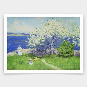 Może przedstawiać: Malowidło przedstawiające kwitnące białe drzewo na trawiastym wzgórzu z widokiem na błękitną taflę wody. Dwie postacie w białych sukienkach stoją na trawie, jedna patrzy na wodę, a druga bawi się samochodzikiem.