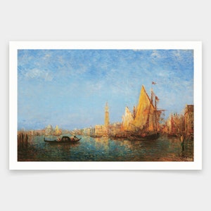 Può includere: Dipinto a olio raffigurante una scena del canale veneziano. Una gondola naviga sull'acqua, con edifici e un alto campanile sullo sfondo. Diverse barche a vela con vele dorate sono ormeggiate nel canale sotto un cielo blu.